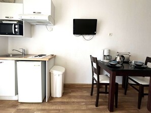 Een koelkast, een microgolfoven, een kookplaat