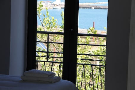 2 bedrooms, bed sheets. Katakolo 2 Bedroom Apartment by MPS