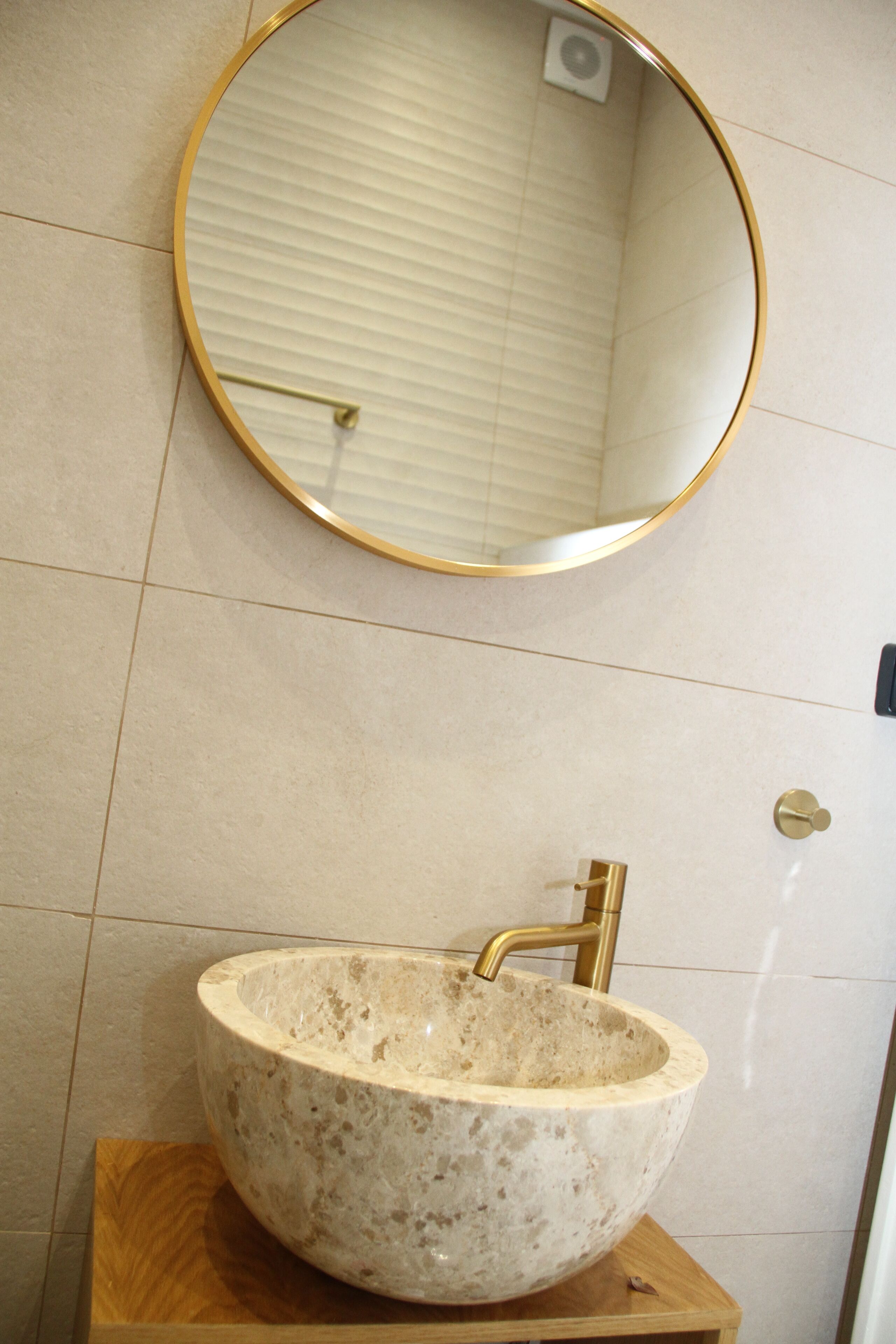 Ducha, secador de pelo, toallas y jabón