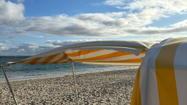 A beach with umbrellas and a clear sky. - Carnac House 4 Rooms, Garden, Pets Allowed (Carnac)