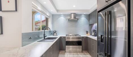 Kühlschrank, Mikrowelle, Ofen, Herdplatte