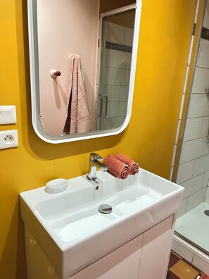 Shower, hair dryer, towels, soap - The Sorbier house, Provence (Maillane)