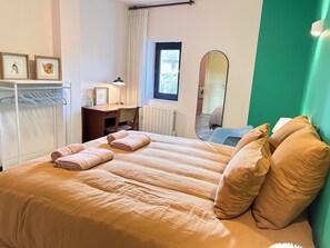 2 bedrooms, desk, iron/ironing board, free WiFi - The Sorbier house, Provence (Maillane)