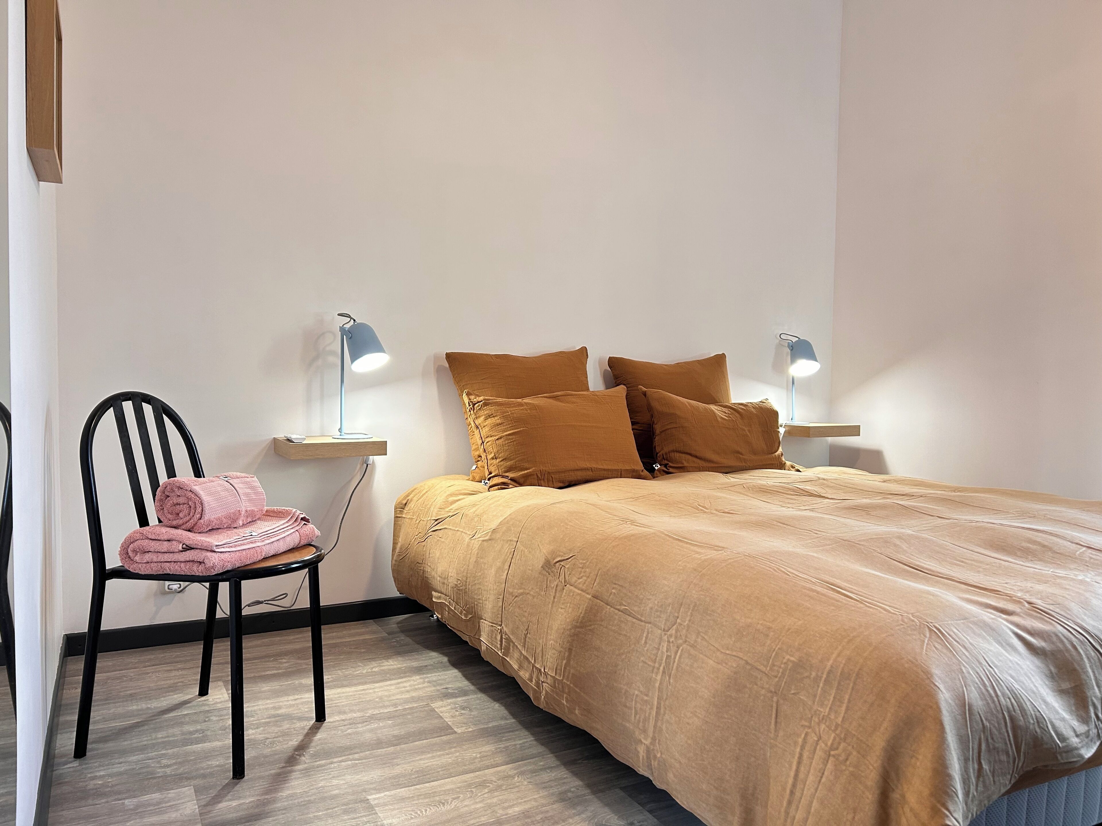 2 slaapkamers, een bureau, een strijkplank/strijkijzer, gratis wifi