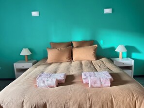 2 bedrooms, desk, iron/ironing board, free WiFi - The Sorbier house, Provence (Maillane)