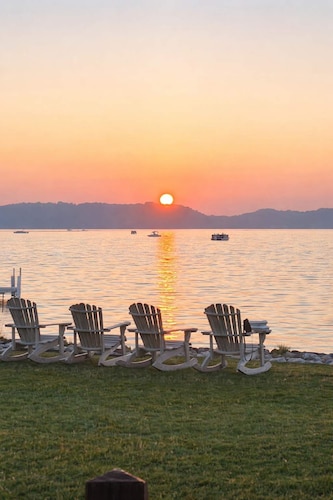 Peaceful 4-bed getaway across from Clam Lake