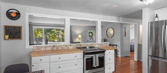 Peaceful 4-bed getaway across from Clam Lake