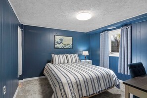 4 bedrooms, desk, iron/ironing board, WiFi