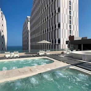 5 buitenzwembaden, parasols voor strand/zwembad