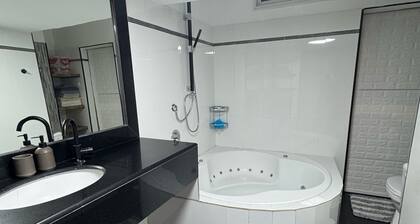 ŚHuge vue, very central, 10 min. walk from sea, food around, free parking,