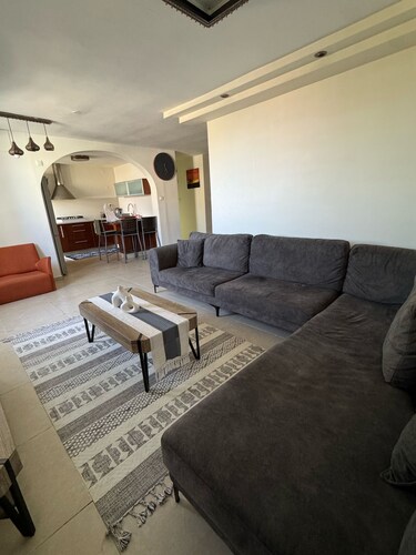 דHuge vue, very central, 10 min. walk from sea, food around, free parking,
