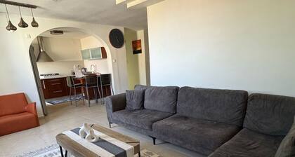 דHuge vue, very central, 10 min. walk from sea, food around, free parking,