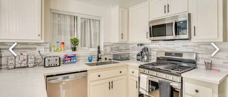 雪櫃、微波爐、焗爐、爐具