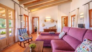 Rumah, 4 kamar tidur, teras | Area keluarga