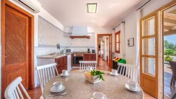 Rumah, 4 kamar tidur, teras | Tempat makan