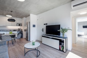 Interior - Ultra Luxurious 1 Bedroom Penthouse 1.5 Bathrooms & Balcony - 4 Seasons Mattress (BRL)