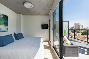 1 habitación, caja de seguridad en la habitación y escritorio 