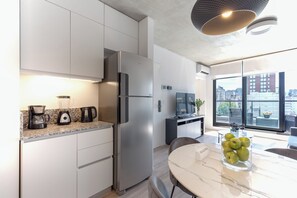 Kühlschrank, Mikrowelle, Ofen, Herdplatte