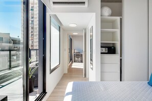1 habitación, caja de seguridad en la habitación y escritorio