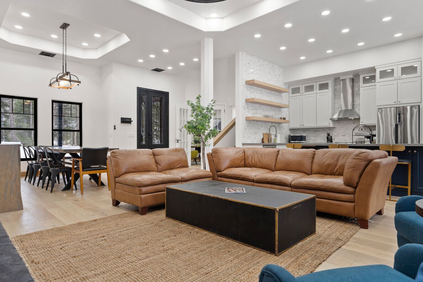 Télévision, cheminée, baby-foot, espaces bureaux