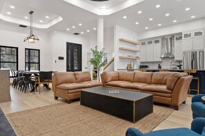 Televisión, chimenea, futbolito y oficina