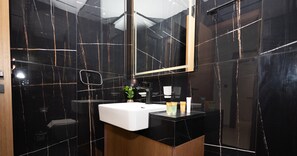 Dutxa, assecador de cabells, bidet i tovalloles 