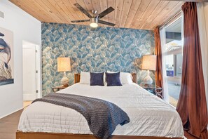 4 sovrum, skrivbord, strykjärn/strykbräda och resesäng