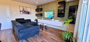 Smart TV y chimenea 