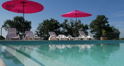 Ferme 14 pers au calme, clim, piscine, terrasses ombragées, jardin clos, prairie