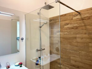 Douche, sèche-cheveux, savon, papier toilette