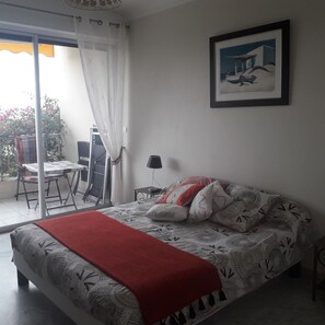 1 dormitorio, tabla de planchar con plancha, cuna de viaje y wifi