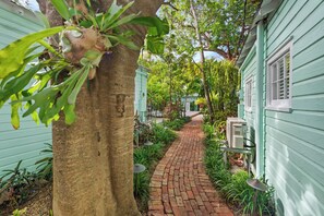 Property grounds - ~MARGARITA COTTAGE~ Bask in sunshine and lounge by your pool in paradise. (Key West)