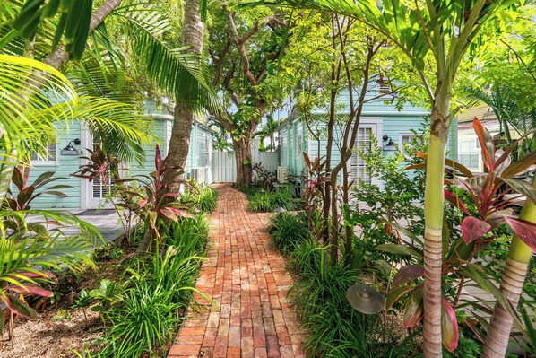 Property grounds - ~MARGARITA COTTAGE~ Bask in sunshine and lounge by your pool in paradise. (Key West)