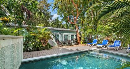 ~MARGARITA COTTAGE~ Bask in sunshine and lounge by your pool in paradise.