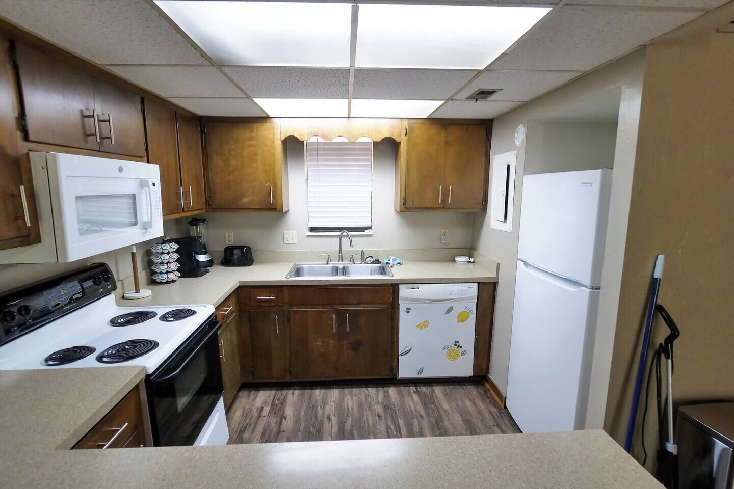 Coffee/tea maker, fridge, microwave, oven