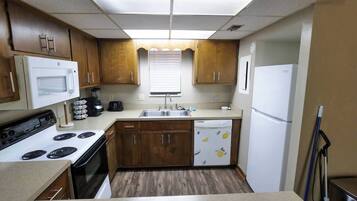 Coffee/tea maker, fridge, microwave, oven