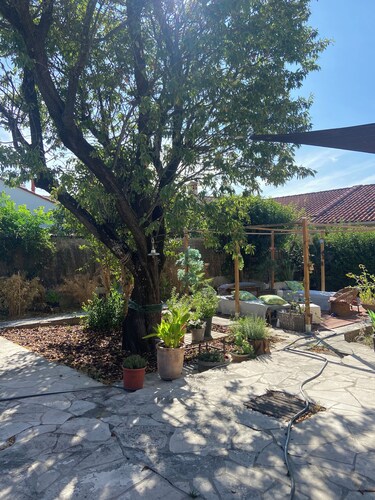 Quiet house, good neighborhood, piano and cat on site for relaxing...