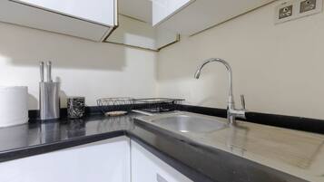 Economy Apartment, 1 Bedroom, Non Smoking | Private kitchen | Electric kettle