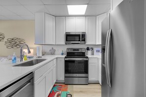 Refrigerador, microondas, horno y parrilla de estufa 