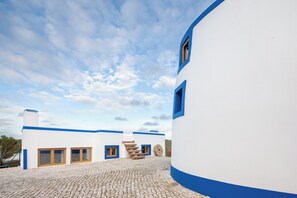 Exterior - The Indigo Windmill, Peniche (Atouguia da Baleia)
