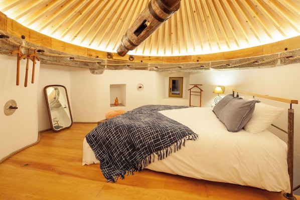 4 bedrooms, desk, travel cot, free WiFi