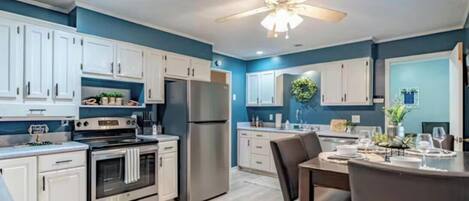 Refrigerador, microondas, horno y parrilla de estufa