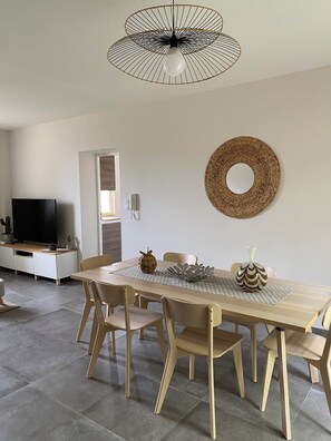 Dining - Charming 100m2 apartment in a character house on the banks of the Canal du Midi (Béziers)