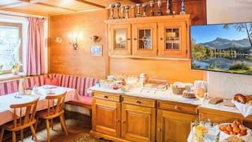 Free daily buffet breakfast