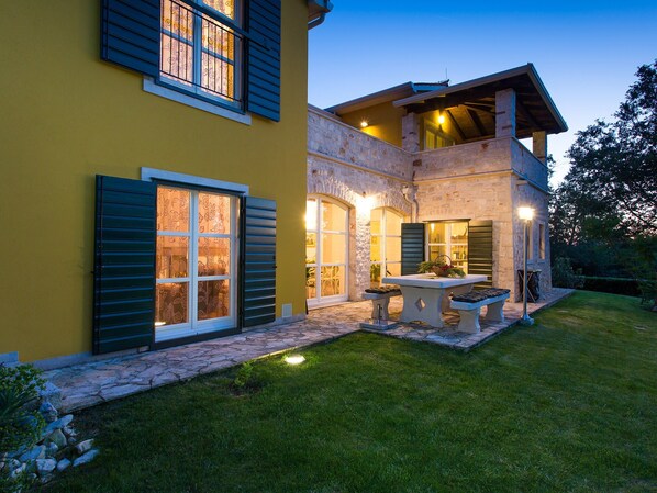 Villa | Exterior - Villa in Montizana With Pool Near Mirna River (Porec)