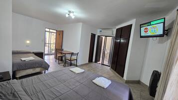 Habitación, para no fumadores, baño privado | Edredón, espacio para trabajar con laptop y cortinas blackout