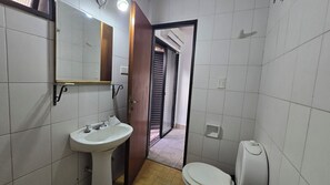 Room, Non Smoking, Private Bathroom | Bathroom | Towels, soap, toilet paper - Hotel Buenos Aires (San Luis)
