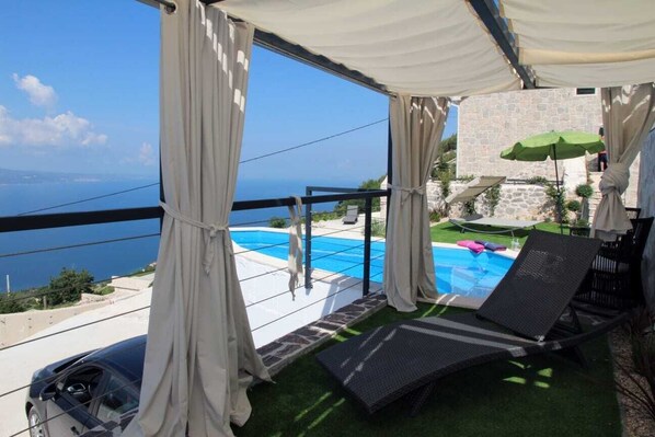 Pool - Vacation home with sea view, stone house, pool, secluded location (Omiš)