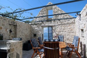 Outdoor dining - Vacation home with sea view, stone house, pool, secluded location (Omiš)