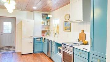 雪櫃、微波爐、焗爐、爐具